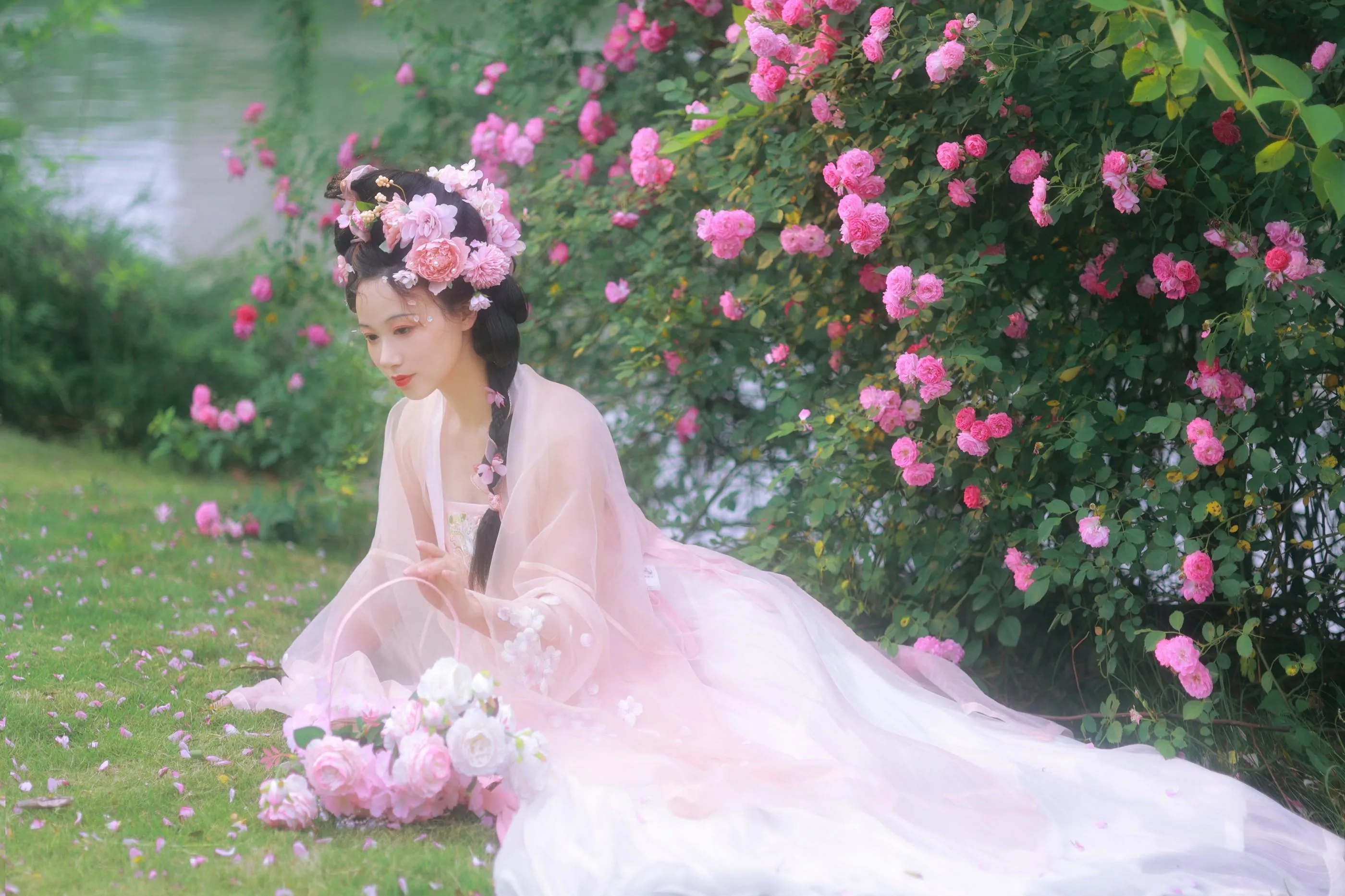 [艺图语] 2022.06.18 蔷薇花神 笑笑 [35P]插图1